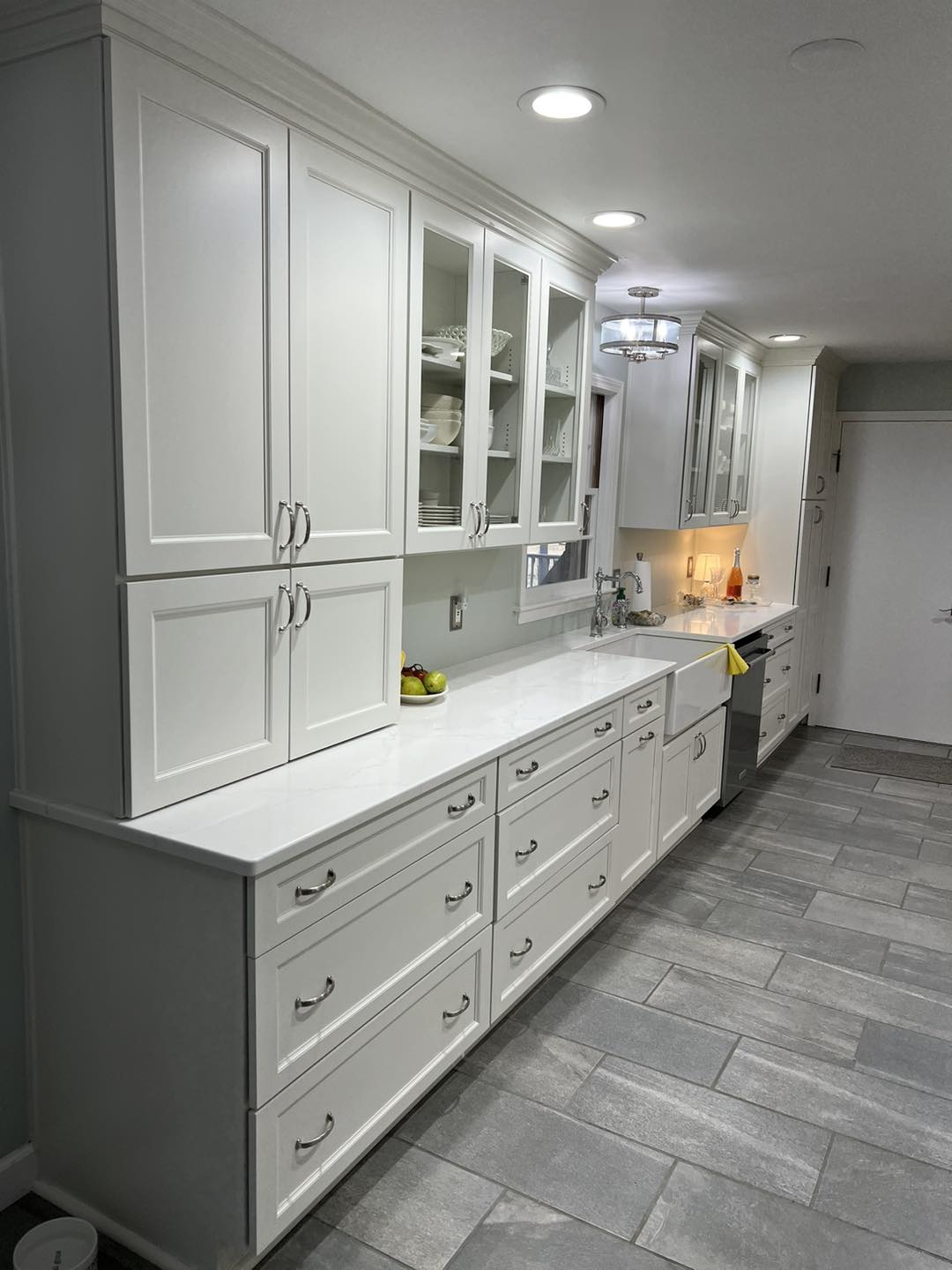 Two-tone kitchen with quartz countertop