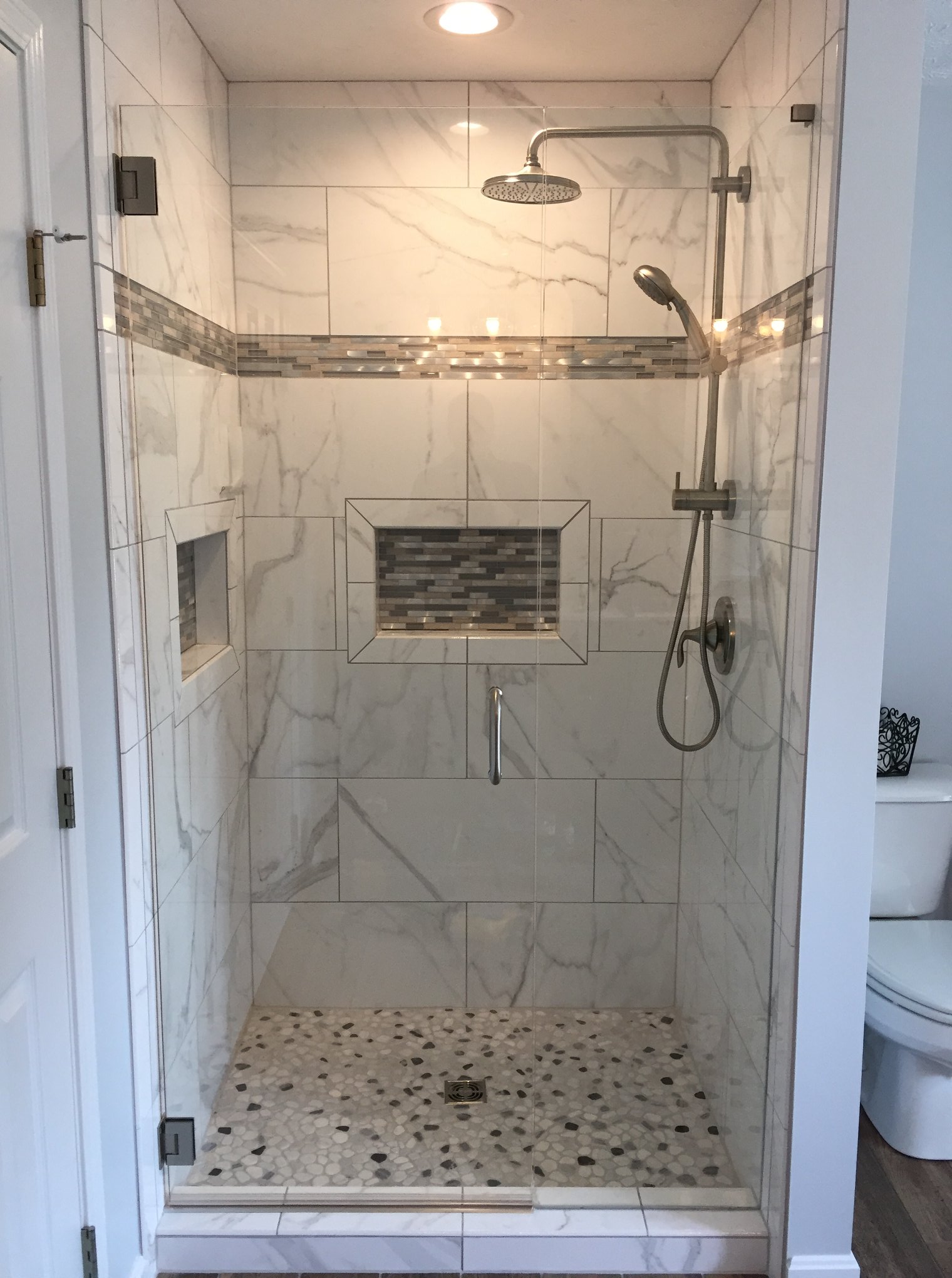 Walk-in shower with tile details